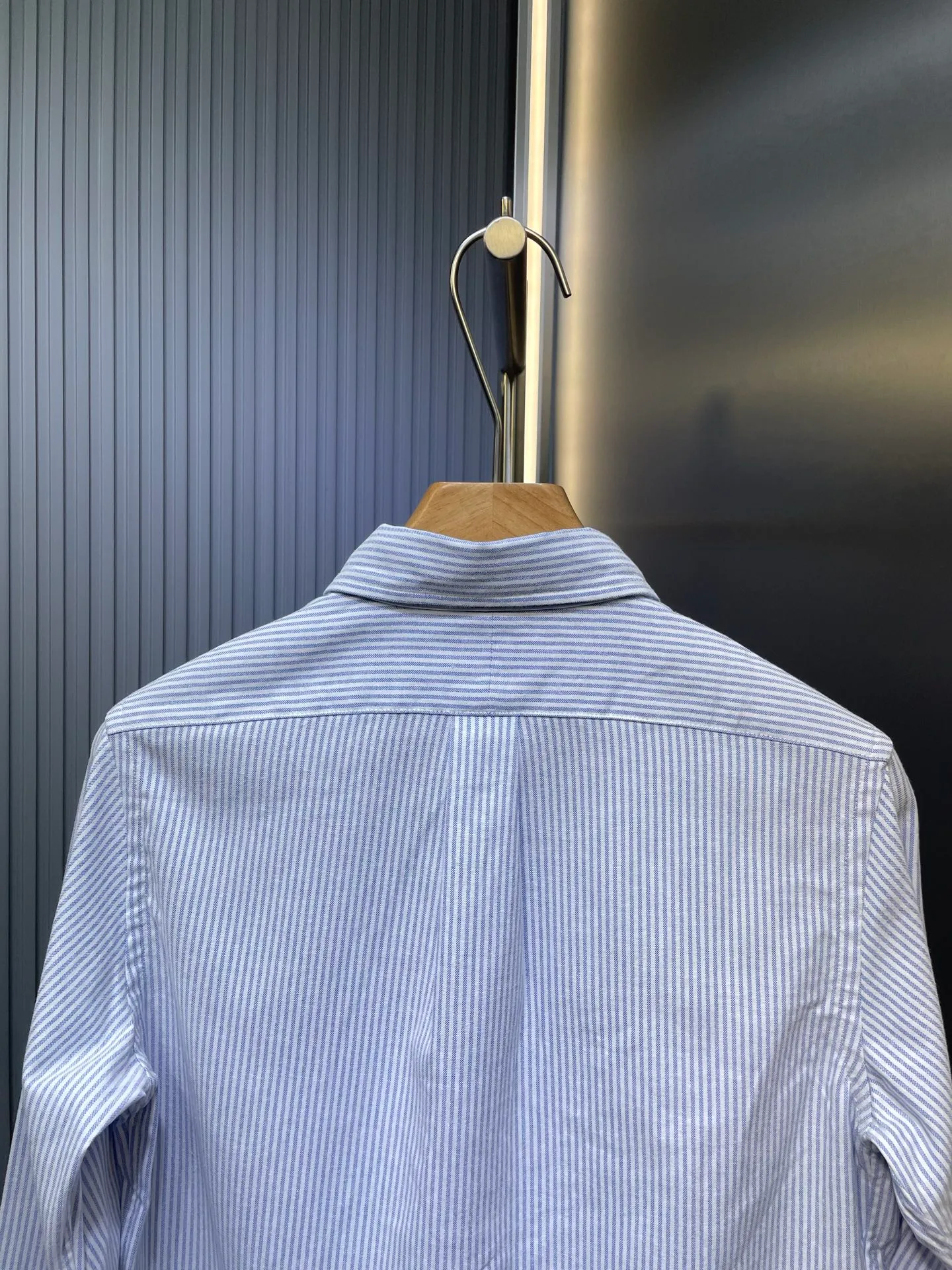 P370 Ral Lauren🌟Ralph Lauren Oxford woven striped logo embroidered buttoned lapel long-sleeved casual shirt, same style for men and women, comes with a sense of atmosphere, is comfortable and versatile, and has perfect texture. It is an exquisite style that walks between formal and casual! The classic official website without style classification is on sale. It is made of original pure cotton Oxford fabric, washed for ready-to-wear, skin-friendly and comfortable, with classic embroidered logo, invincible and versatile, suitable for both business and leisure! A complete set of original three-label accessories, 2 models of collar buttons, different currencies, and three spare buttons with a small amount left over from the original order! All fabric accessories are provided by customers! ! The details and craftsmanship are amazing! The QR code can be scanned! A wardrobe essential! The style is simple, stylish and casual! Super handsome upper body! Don’t miss it if you like it! Classic embroidered logo, versatile and suitable for both business and leisure!   size：xs-xl
